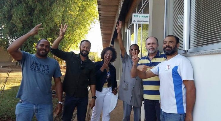 Helinho é o primeiro à direita, com camiseta branca com azul