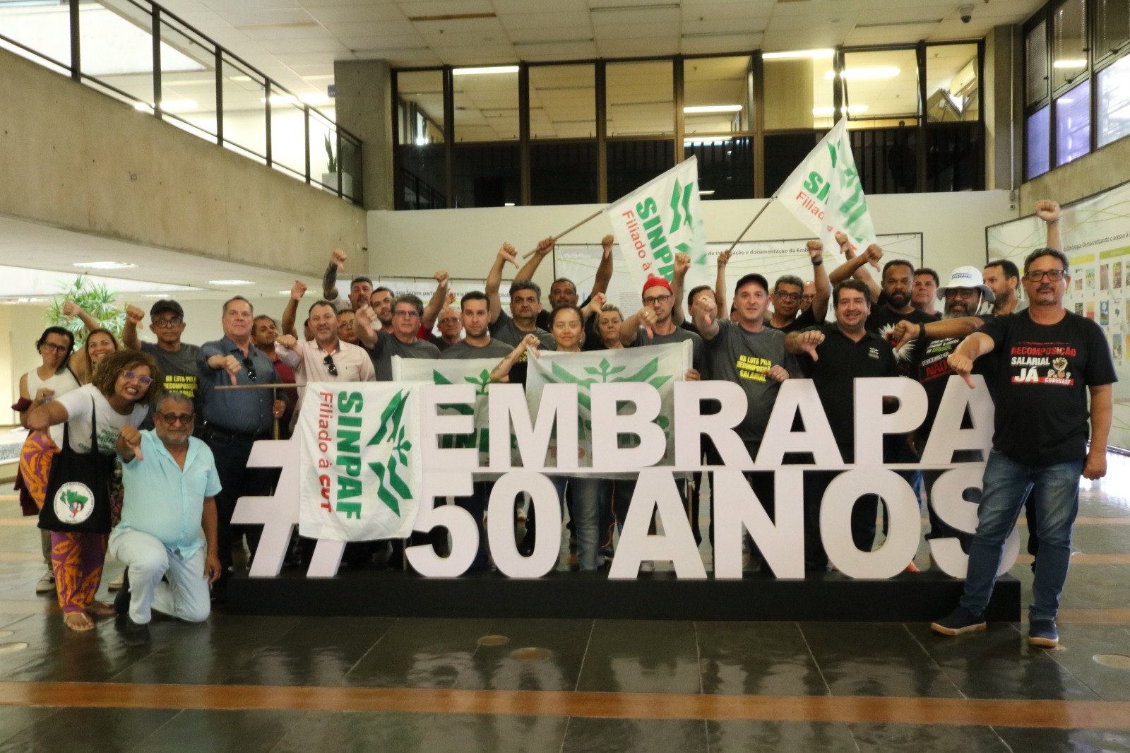 Membros da comissão do SINPAF junto com trabalhadores e trabalhadoras, que vieram à Brasília para protestar em busca de uma proposta digna, ocuparam o hall de entrada da Embrapa Sede.