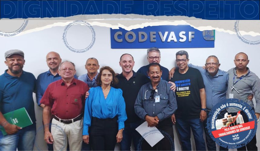 Imagem dos integrantes da comissão de negociação. Temos 10 homens e uma mulher. No meio temos a logo da Codevasf e abaixo do lado direito um adesivo redondo com borda azul escrito: Recomposição não é aumento. é direito.