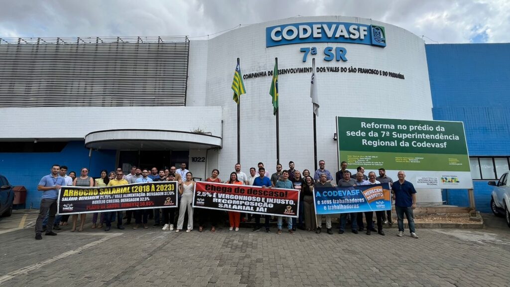 foto da 7 Superintendência da Codevasf. os trabalhadores estão na frente da empresa com três faixas. 