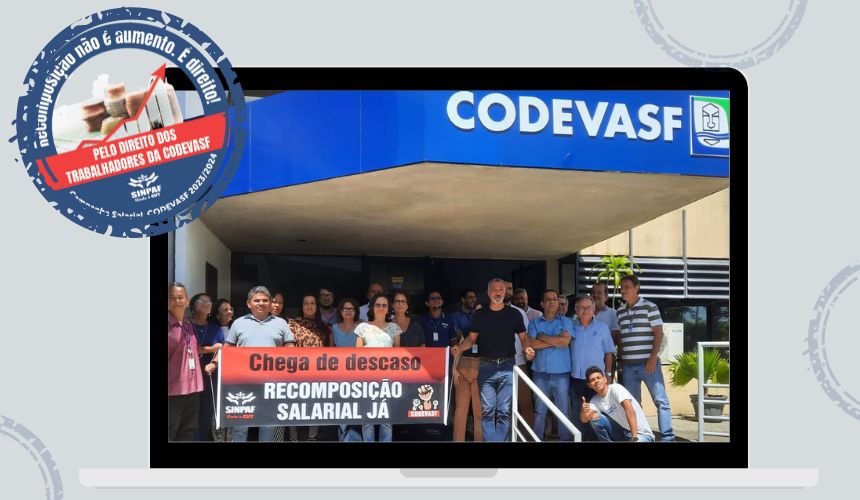 Codevasf: Imagem com o fundo cinza claro. No meio, a foto dos trabalhadores da Codevasf na frente da empresa. Eles estão com uma faixa que pede recomposição salarial. Do lado esquerdo superios tem o selo da campanha em cor azul.