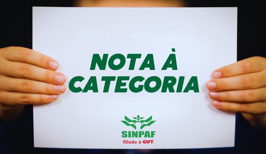 Foto de mulher segurando um papel branco no qual está escrito. Nota à categoria na cor verde e centralizado. Não aparece o rosto da mulher somente as duas mãos nas laterais da imagem. Abaixo da frase temos a logomarca do sinpaf.