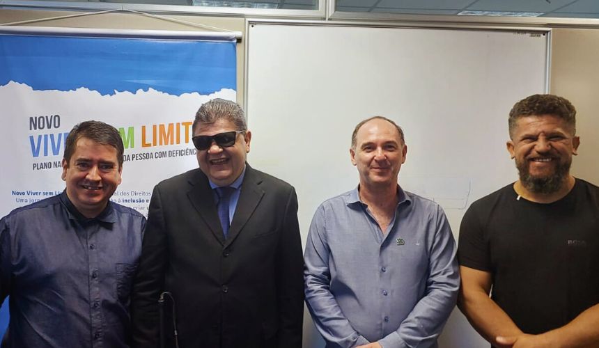 Foto com quatro homens. Da esquerda para direita Walterllene presidente da Seção Sindical Goiânia. ele é um homem branco com cabelos curtos e estatura baixa e está de camisa jeans. Depois dele Antonio Nascimento. Ele também é um homem pardo, está de óculos escuros e terno preto. Ele tem cabelos grisalhos. Após, temos Marcus Vinicius, presidente do Sindicato, ele é um homem branco, calvo e está de camisa de manga longa. Depois temos Antônio Guedes, diretor administrativo do SINPAF, ele é um homem pardo de cabelos ondulados e de barba. Está de camiseta preta.