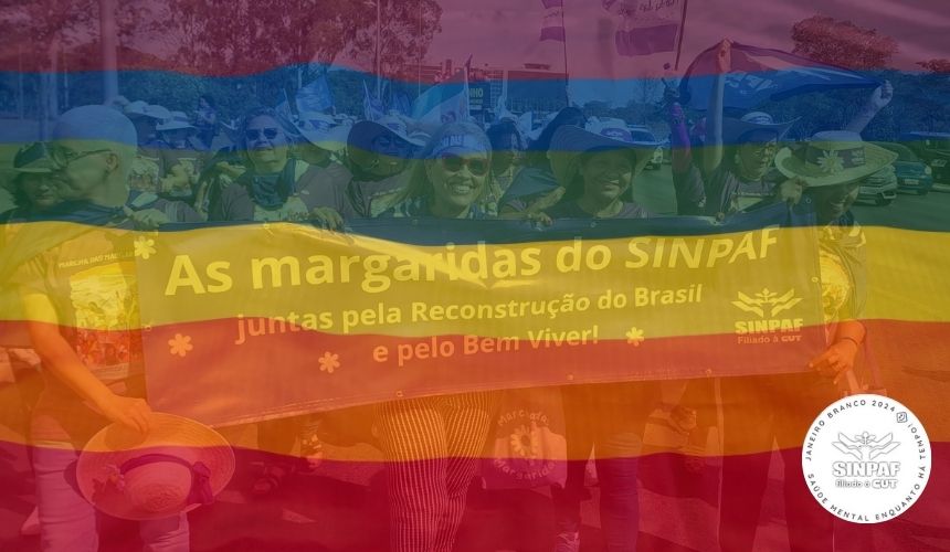 foto com a bandeira do movimento LGBTQIA+ e a foto das margaridas no fundo. várias mulheres do sinpaf na marcha das margaridas