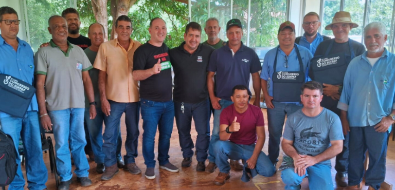 Vários homens pousando para a foto. Os representantes do Sinpaf estão com eles.