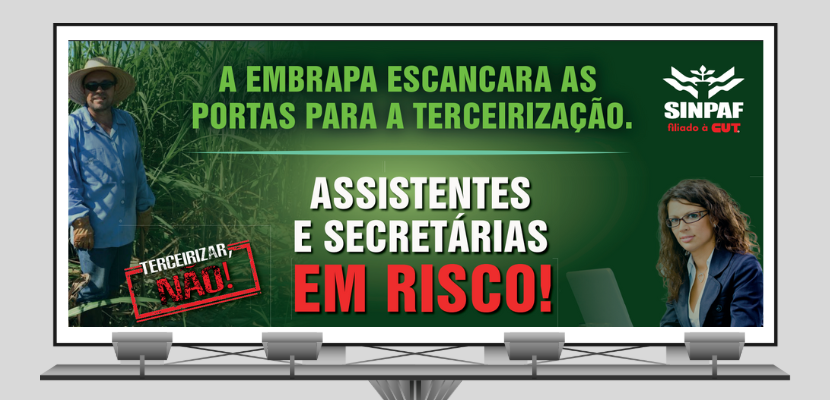 Imagem do outdoor que foi fixado. Ele tem o fundo verde. Na parte superior está escrito: Embrapa escancara as portas para a terceirização. E em baixo temos: Assistentes e Secretárias em risco. Do lado direito a foto de uma secretária. Ela é morena de cabelos cacheados e usa óculos. Do lado direito temos um assistente da embrapa. Ele está de óculos escuros