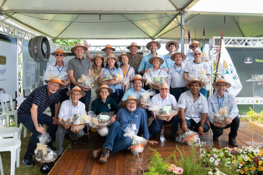 homenageados da Vitrine de Agroecologia. Todos na foto. São 17 especialistas