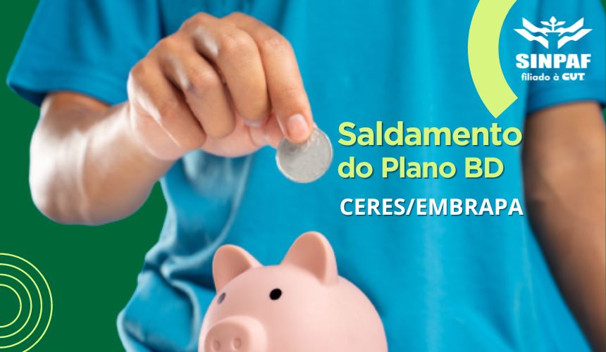 foto com o fundo verde. Homem colocando a moeda dentro de um cofrinho em formato de porquinho. Do lado direito da peça temos escrito Saldamento do Plano BD Ceres/embrapa. Na parte superior a logo do sinpaf.