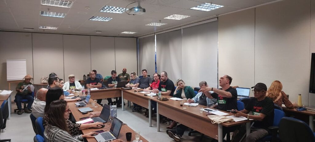 Mesa de negociação do ACT da embrapa com integrantes das duas comissões. 