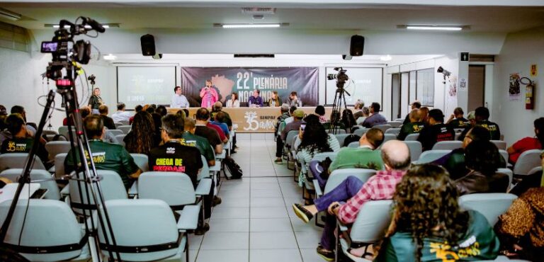 fOTO DA abertura do evento. Mesa da Plenária e público.