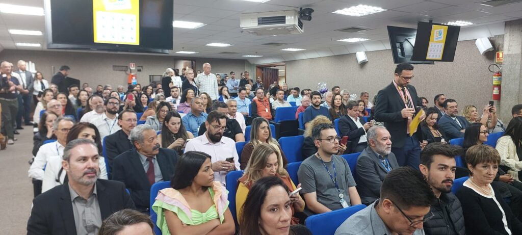 Trabalhadores e trabalhadoras da Sede da Codevasf em Brasília. participam de lançamento do selo e do livro dos 50 anos