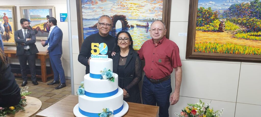 Diretores do SINPAF batem foto com o bolo de aniversário da Codevasf. 