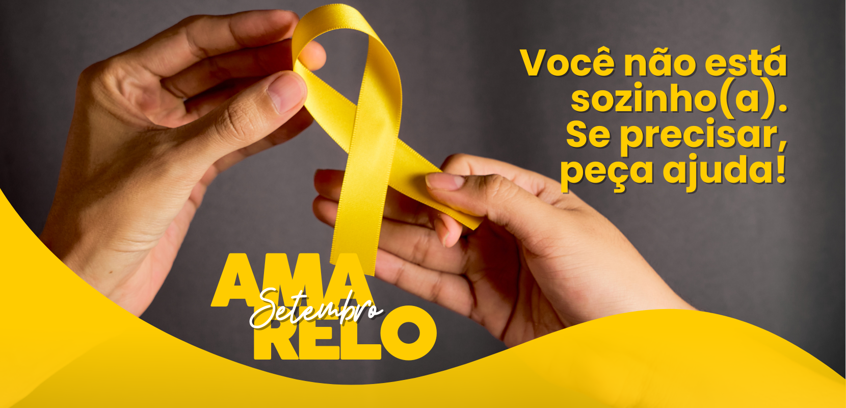 arte de duas mãos segurando a fitinha amarela no meio. Do lado esquerdo está escrito setembro amarelo na parte superior. Do lado dirieto na parte superior está escrito: Você não está sozinho. Se precisar, peça ajuda. Abaixo da arte tem uma curva preenchida de amarelo na parte inferior da imagem.