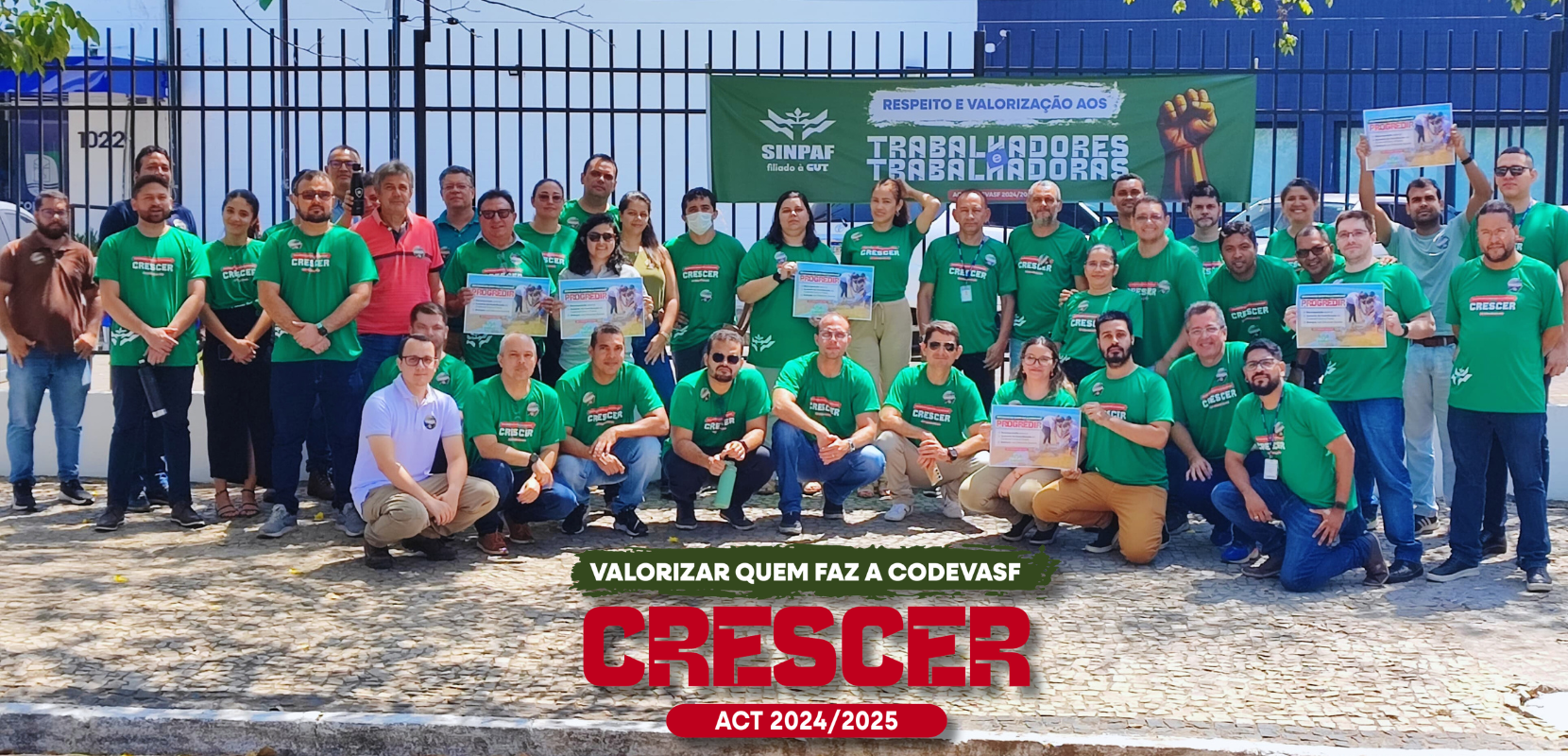 trabalhadores e trabalhdoras da Codevasf Teresina, PI, pousam para a foto durante mobilização. Todos com a camiseta verde da campanha salarial da codevasf.