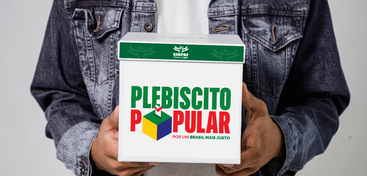 pessoa segurando caixa