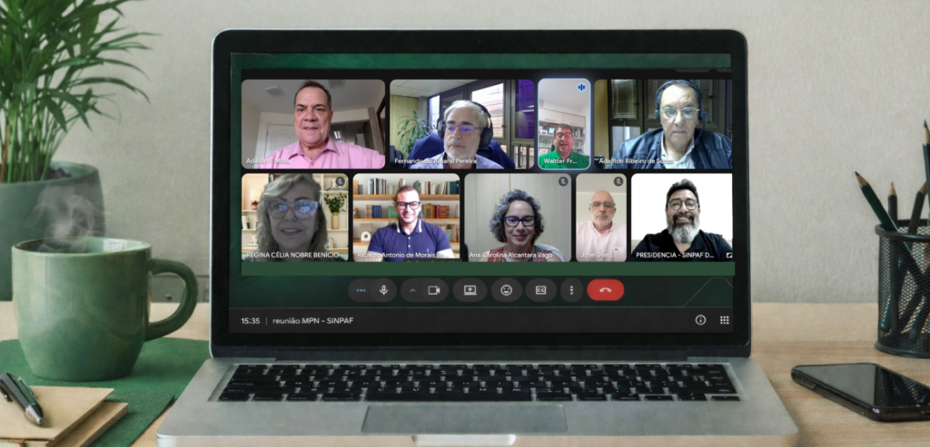 computador mostrando a imagem das pessoas em reunião virtual